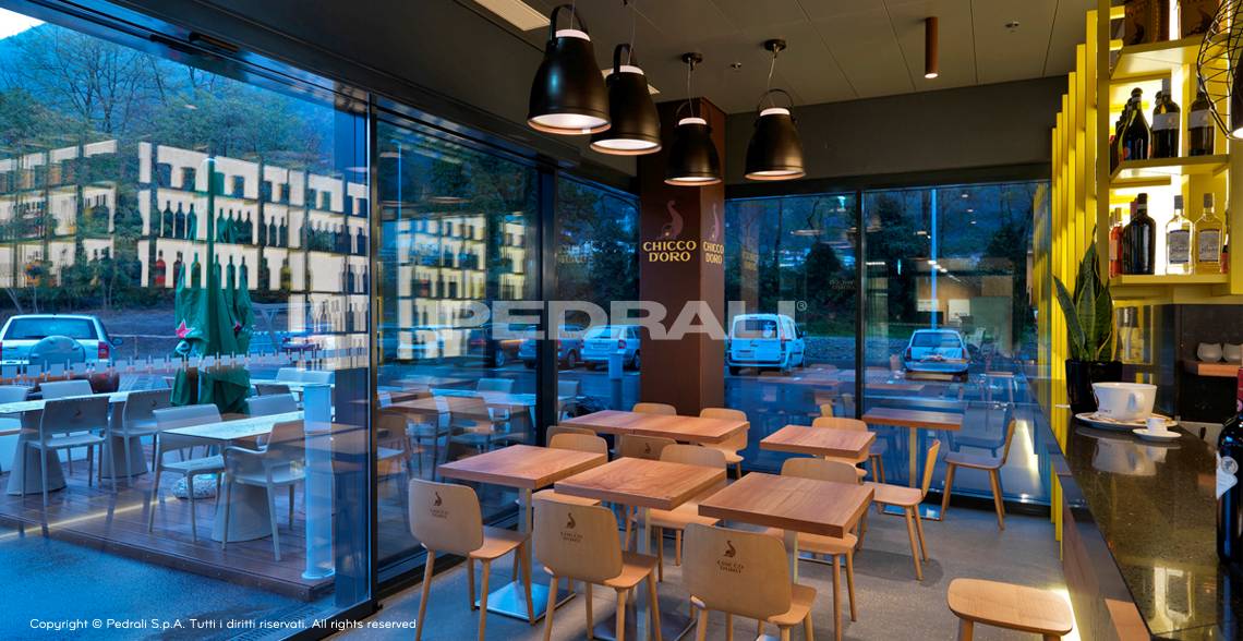 Деревянный стул Pedrali Babila 2700 в интерьере кафе Chicco-D-Oro